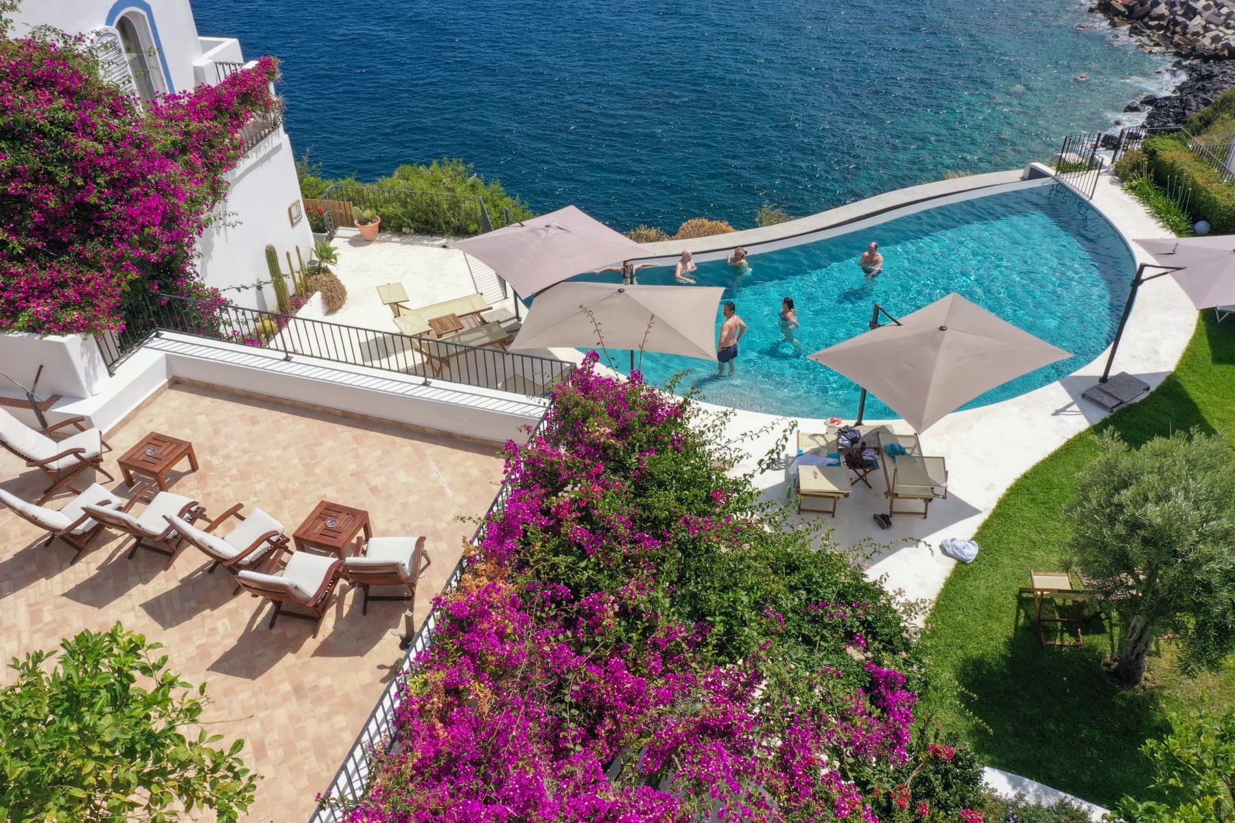 La piscina a sfioro dell’Hotel Punta Scario vista dall’alto
