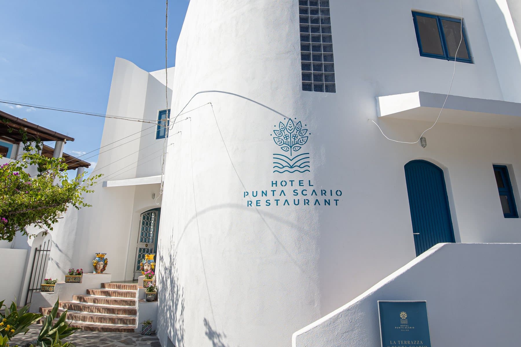 L’ingresso dell’Hotel Punta Scario con l’insegna