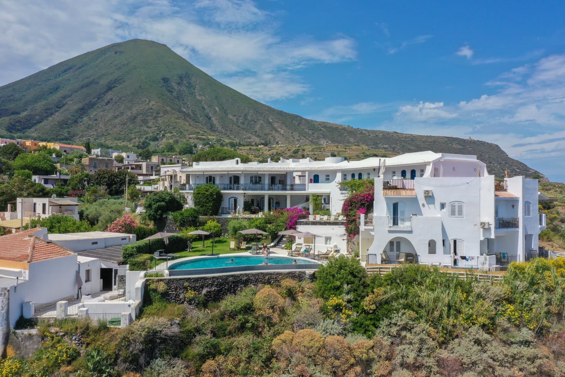La struttura sul costone, con lo Stromboli sullo sfondo
