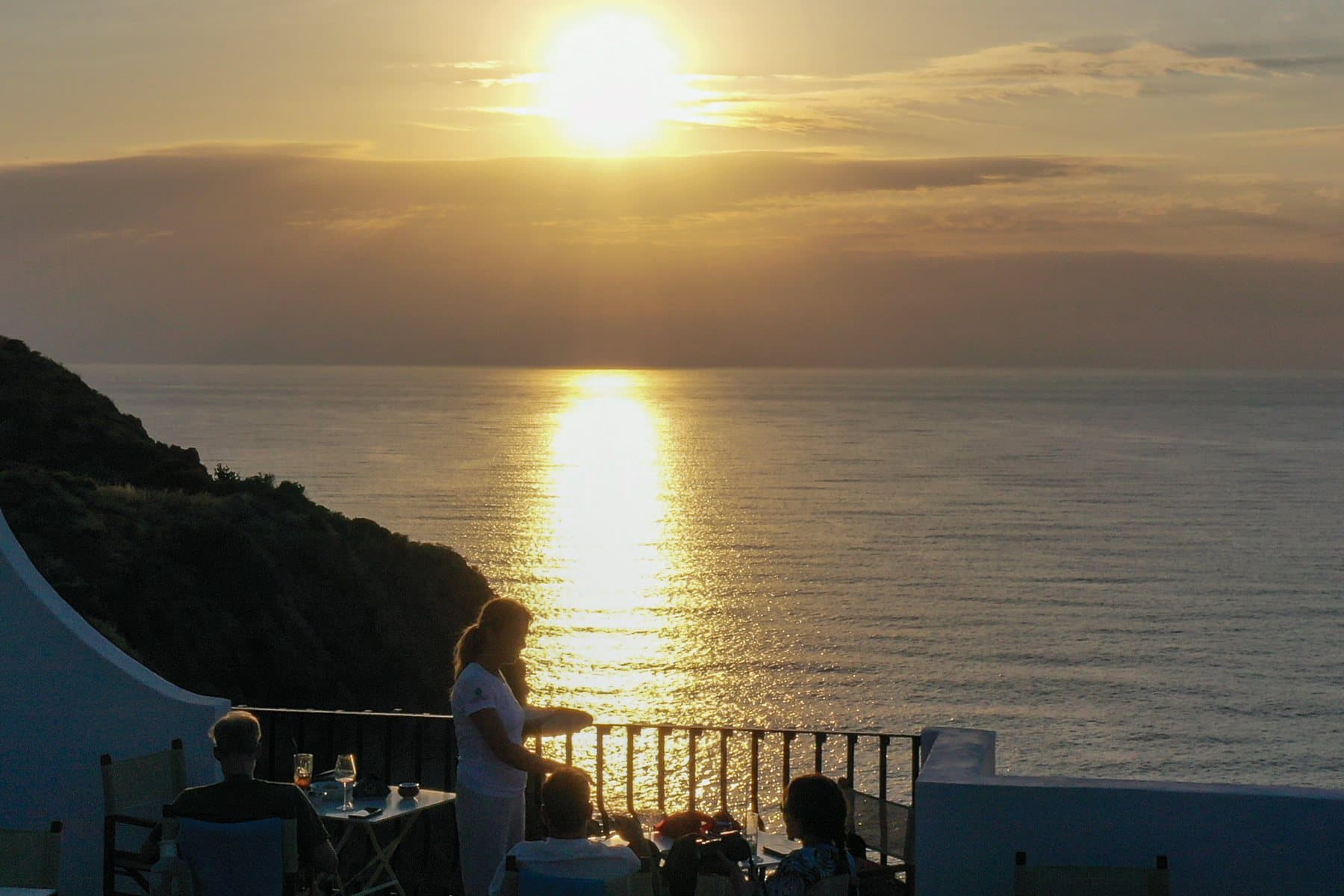 Il tramonto sul mare dalla terrazza