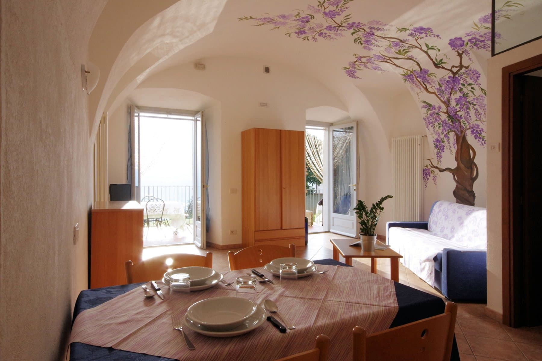 Interno di un appartamento con soffitto a volta