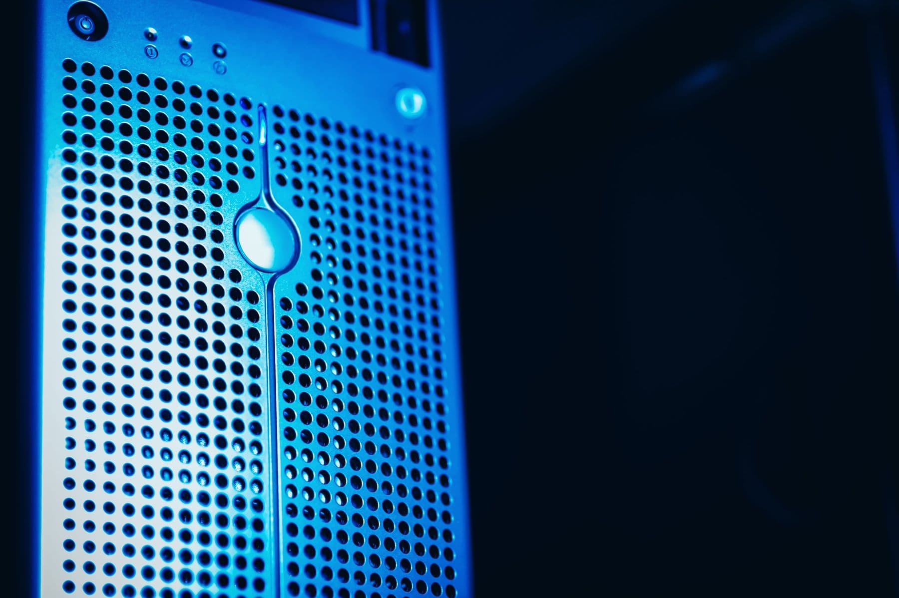 Primo piano di un armadio server con pannello forato e luce blu in una sala server